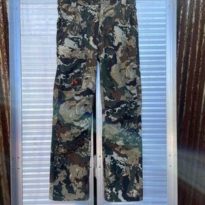 Killik brand camo cargo Women's Pants